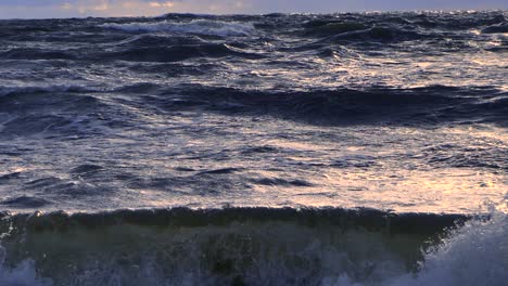 Olas-En-El-Mar-Durante-Una-Tormenta-Al-Atardecer