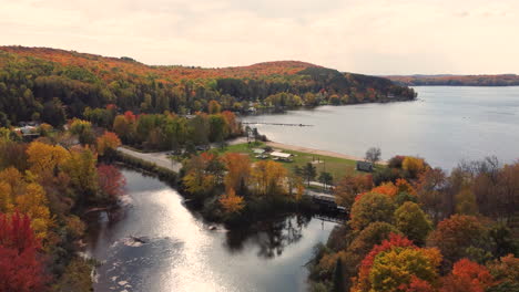 luftaufnahme des campingplatzes neben dem fluss, der in den algonquin provincial park, kanada, fließt