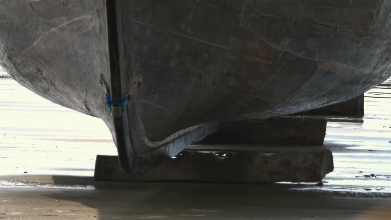proa delantera del barco de madera que se coloca sobre bloques de madera en la playa