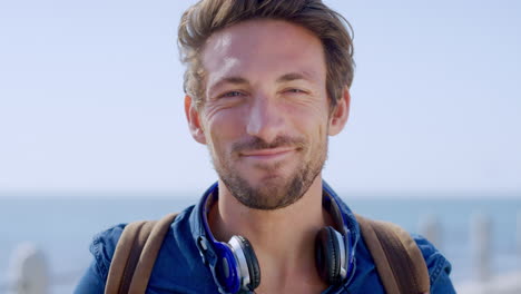 hombre de aventura de playa, sonrisa y cara con mochila