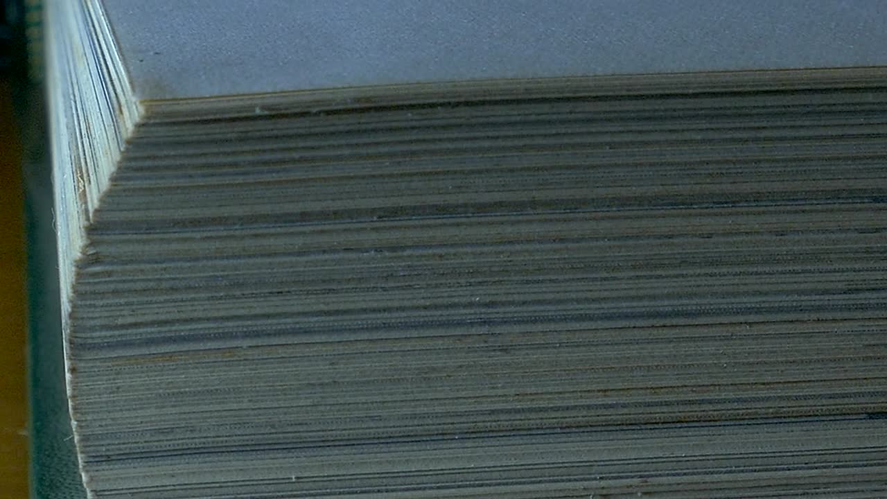 libro con páginas giradas