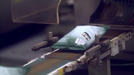 granos de café recién empaquetados en la cinta transportadora de fábrica-1