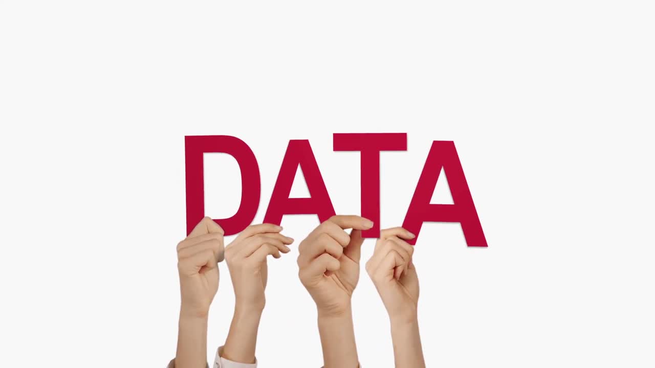 manos sosteniendo los datos