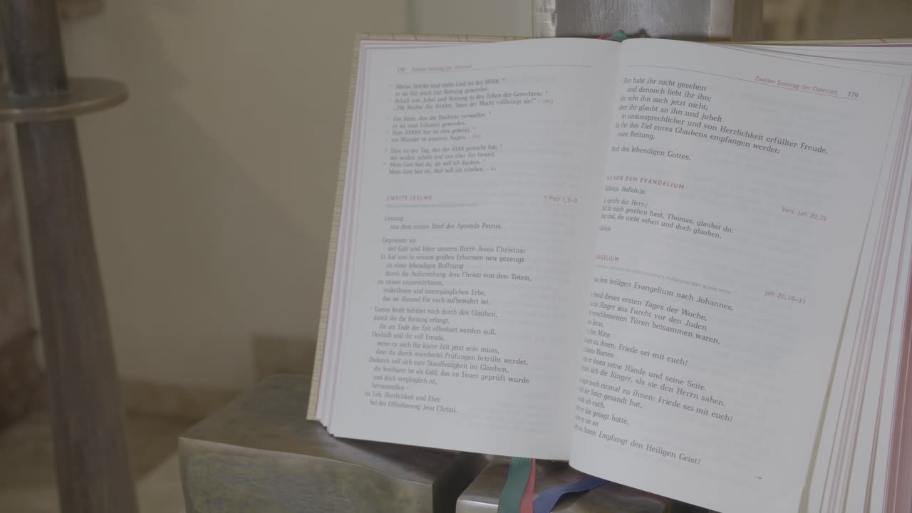 libro del evangelio abierto, mostrado en un ambón en una iglesia