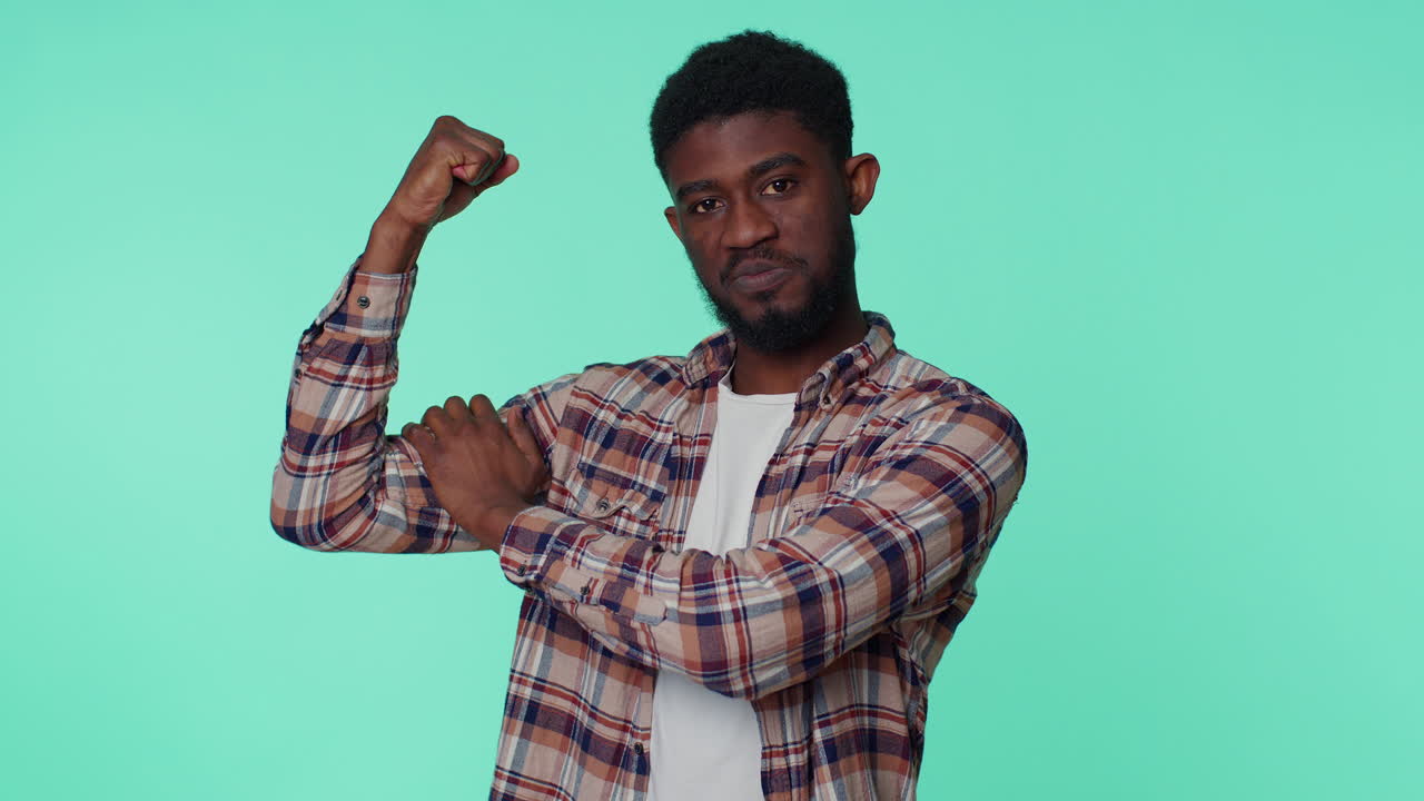 hombre mostrando bíceps, sintiendo poder fuerza para luchar por los derechos, energía para ganar el éxito ganar la lucha