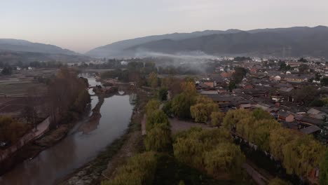 Ciudad-China-Histórica-De-Shaxi-En-La-Provincia-De-Yunnan,-China,-Vista-Aérea-Del-Amanecer-Brumoso