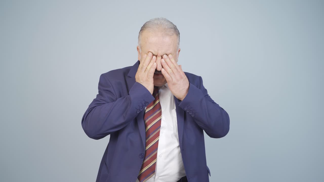 Uomo d'affari con gli occhi irritati