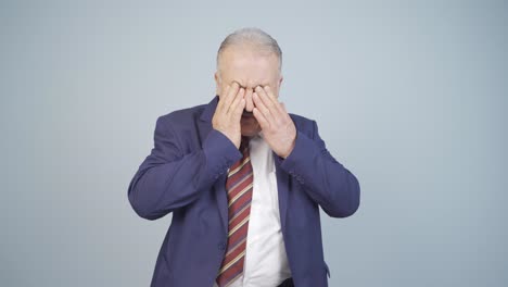 hombre de negocios con ojos adoloridos.