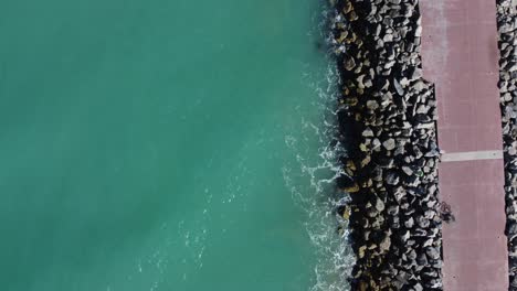 Ein-Blick-Von-Oben-Auf-Die-Ozeanwellen,-Die-Auf-Den-Felsen-In-Tampico,-Veracruz,-Mexiko-Zermalmen