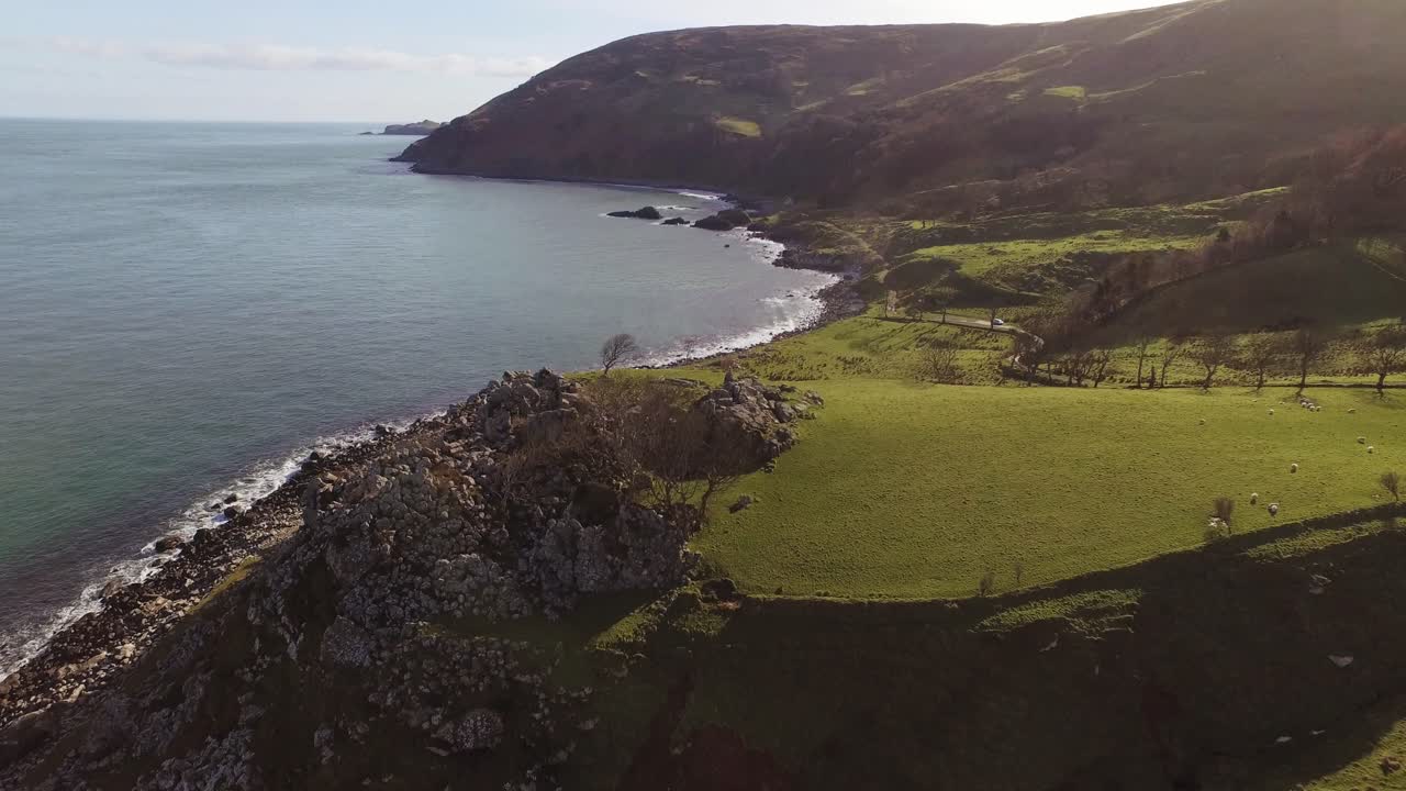 bahía de murlough en la ruta costera de la calzada, irlanda del norte fue un escenario para el juego de tronos