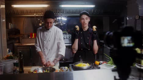 programa de cocina con chefs preparando patatas y cebollas