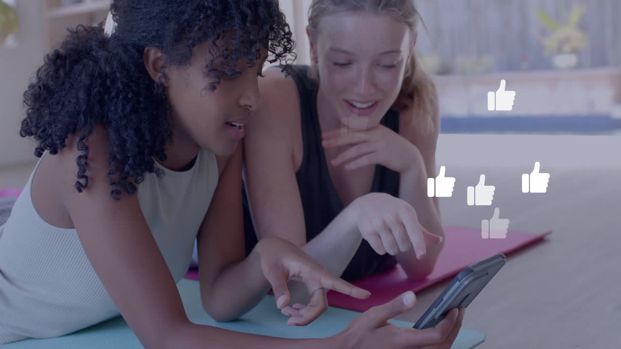 소셜 미디어의 애니메이션은 태블릿을 사용하는 다양한 여자친구에 대한 아이콘을 엄지손가락으로 올립니다.