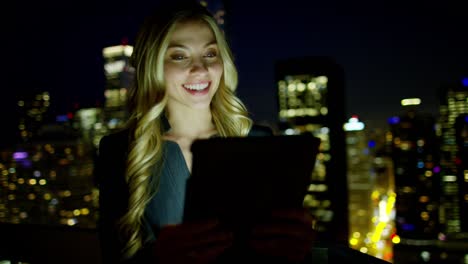 mujer de negocios americana caucásica llamada de video en el techo por la noche