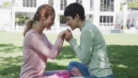 Feliz-Pareja-De-Lesbianas-Caucásicas-Mostrándose-Ternura-En-Un-Jardín-Soleado,-Cámara-Lenta