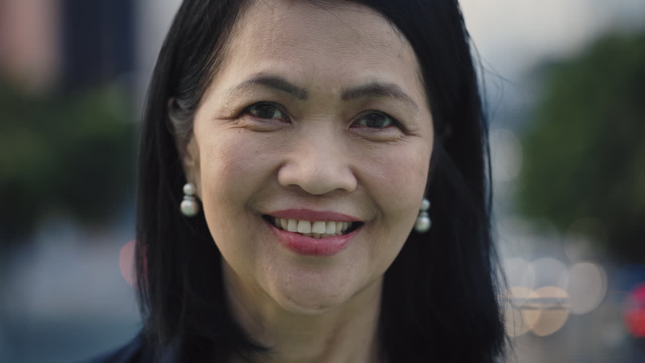 웃는 아시아 여성 초상화