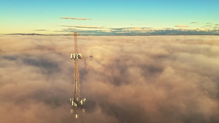 Una vista aerea di un'antenna per cellulari e nuvole sulla Carolina del Sud.