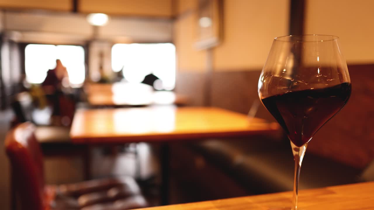 비언 설정에서 와인 글래스의 꾸준한