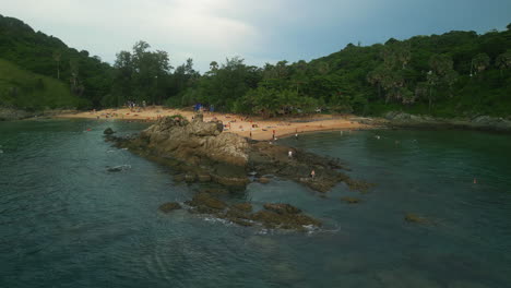 playa tropical con gente