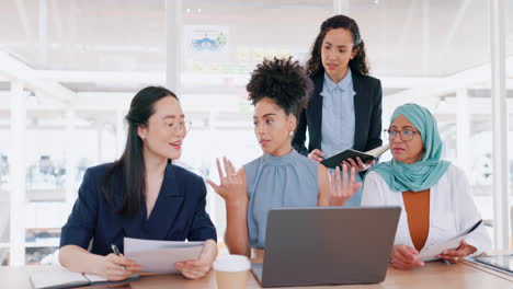 Mujeres-De-Negocios,-Laptop-Y-Colaboración-En-La-Oficina