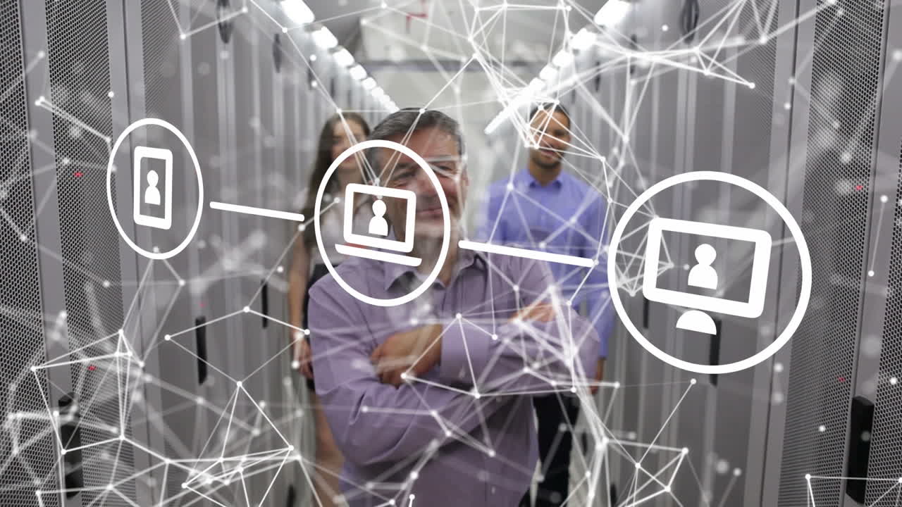 animación de la red de conexiones con iconos sobre ingenieros caucásicos por servidores informáticos