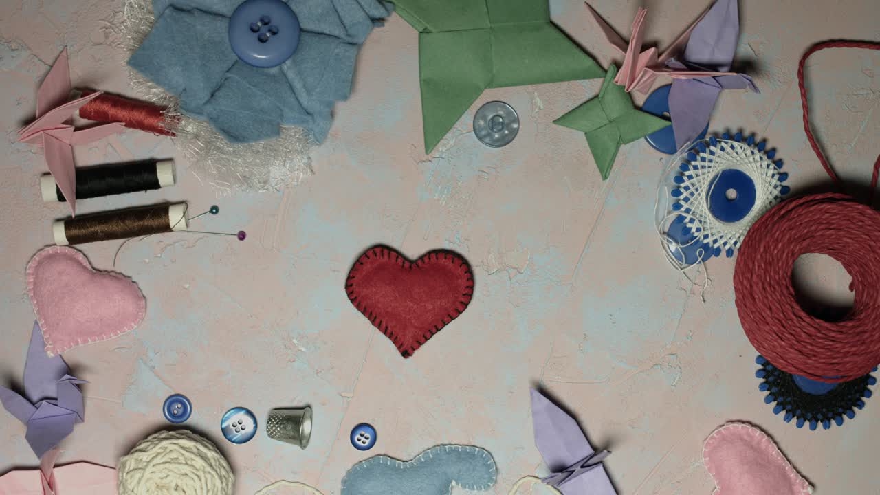 4k disparo de una composición de artesanías y herramientas hechas a mano