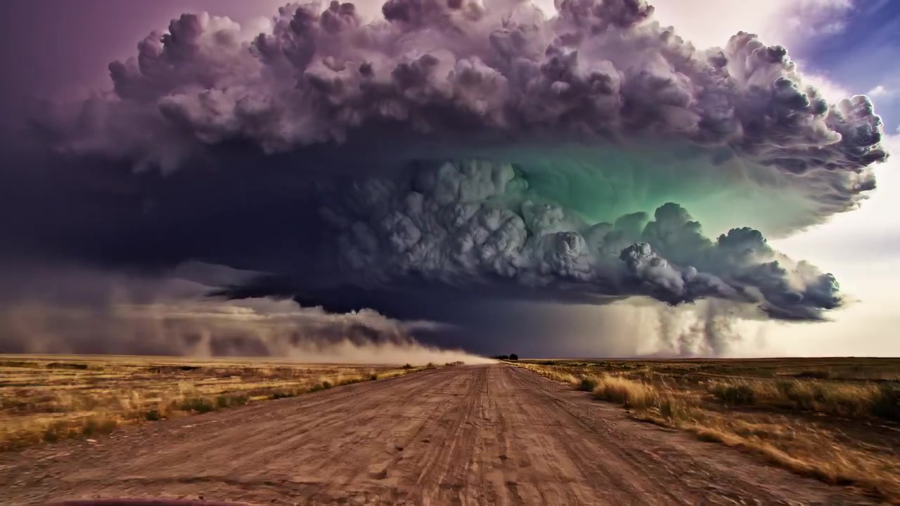 Nuvem de Tempestade Supercélula Dramática Sobre Paisagem de Estrada de Terra Rural