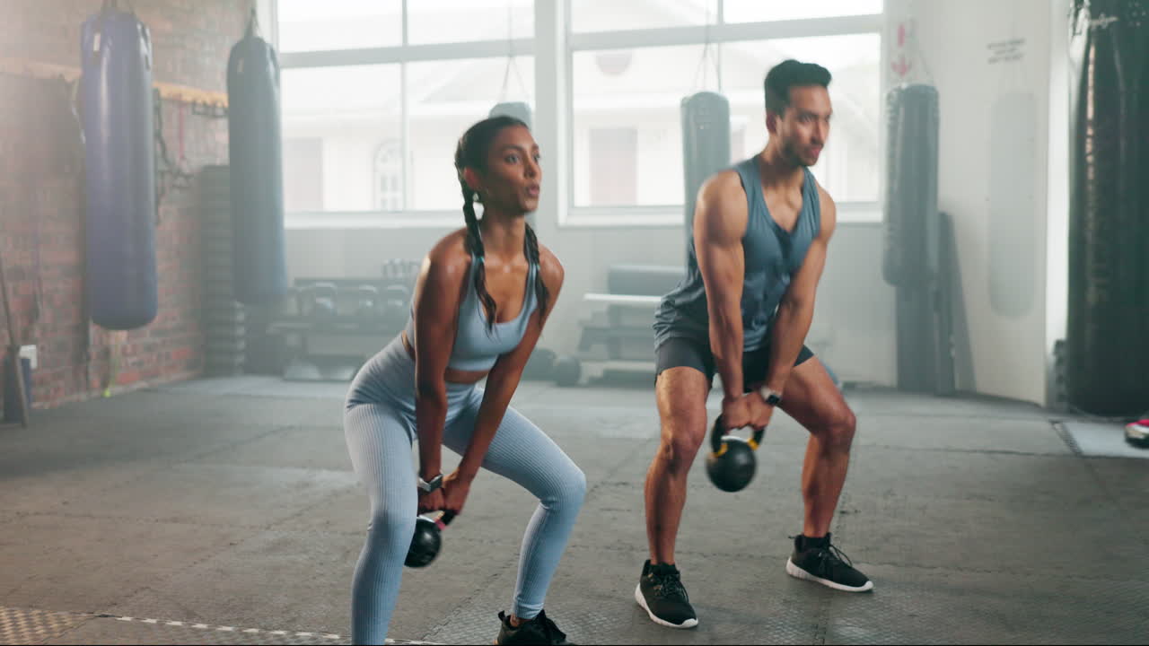Fitness, uomo e donna con kettlebell