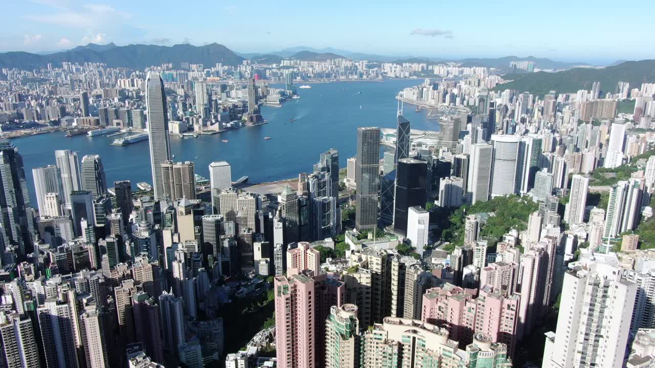 vista aérea del horizonte y la bahía de hong kong en un día despejado