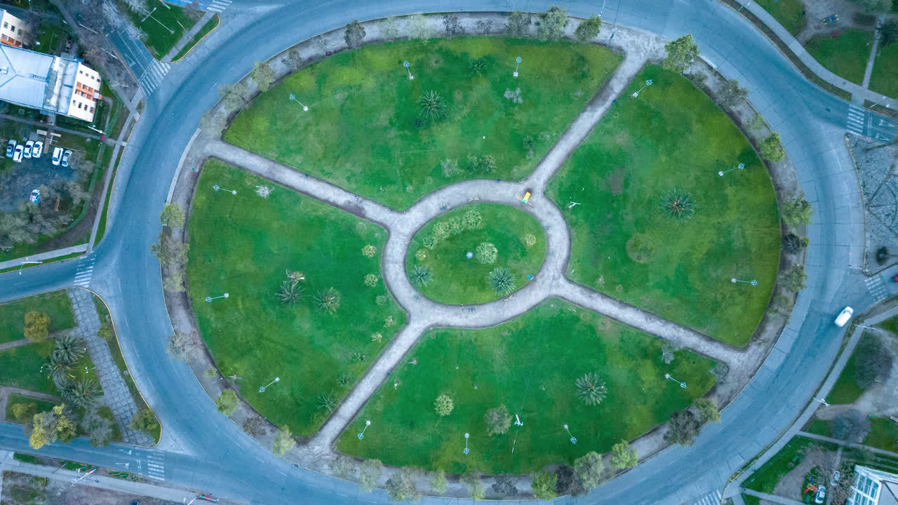 산티아고 데 칠레 마쿨 둥근 교차로 가운 교통