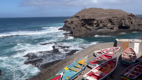 Botes-De-Pesca-Estacionados-En-La-Playa-Junto-A-Un-Océano-Ondulado-En-Cabo-Verde