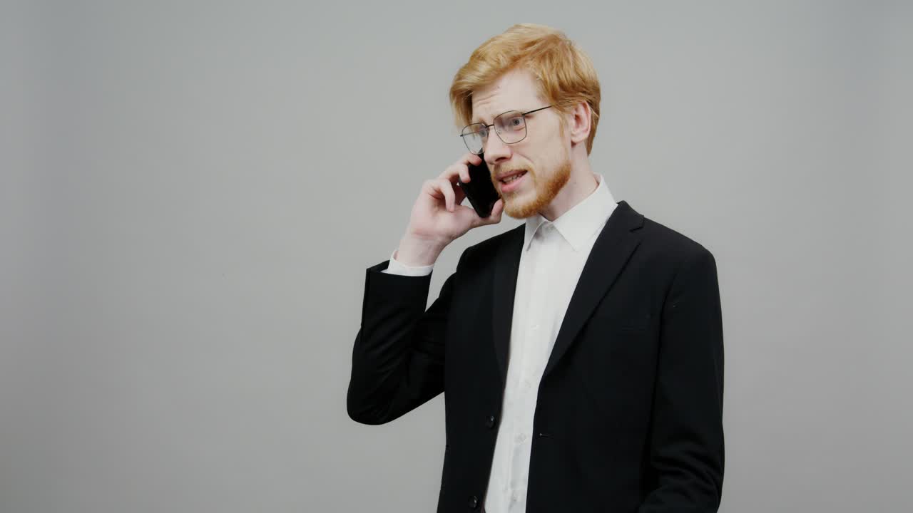 전화로 화를 내는 사업가