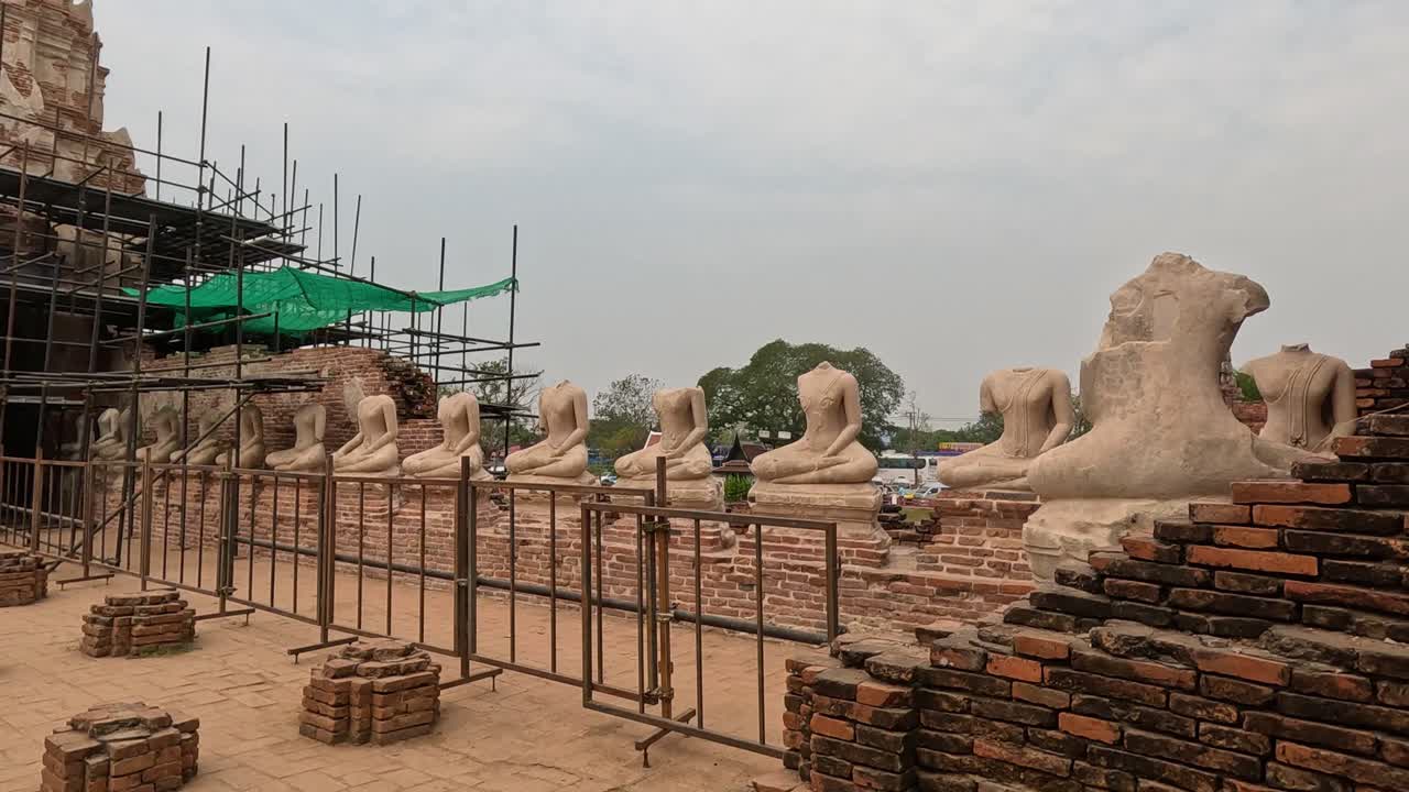trabajos secuenciales de restauración de estatuas históricas de buda