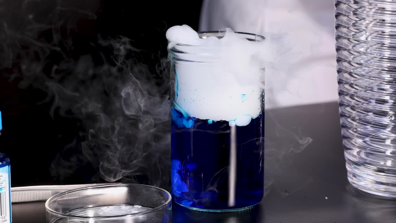 el hielo seco reacciona con el agua, creando humo.