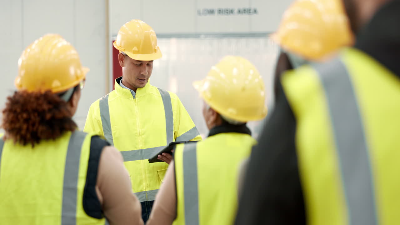 fábrica, reunión y grupo con pregunta