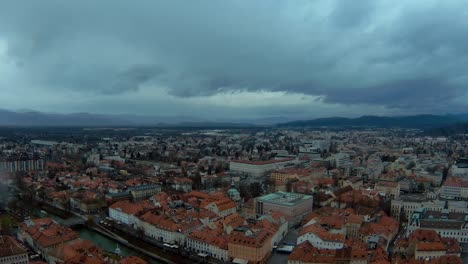 Zeitraffer-über-Der-Skyline-Von-Ljubljana-An-Einem-Regnerischen-Und-Bewölkten-Tag