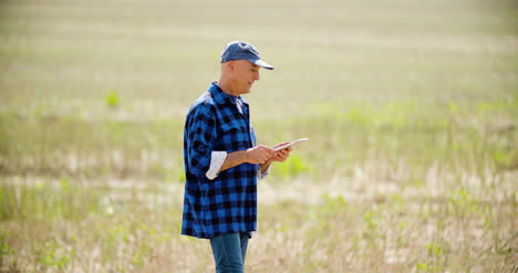 Landwirtschaftsbauer,-Der-Feld-Moderne-Landwirtschaft-Untersucht-21