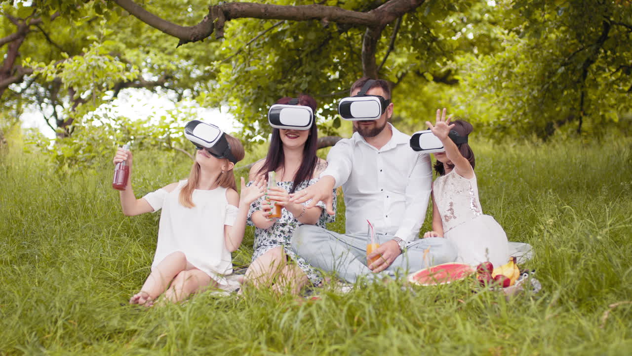 familia disfrutando de un picnic de realidad virtual en el parque