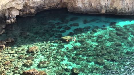 Agua-Limpia-Y-Prístina-Del-Mar-Mediterráneo-En-La-Isla-De-Comino,-Destino-De-Vacaciones-Para-Las-Vacaciones-De-Verano