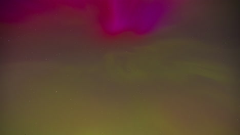 la aurora boreal en el cielo cambia de verde a púrpura