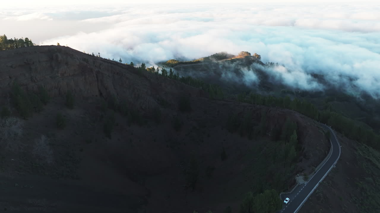 vista aérea en órbita sobre la caldera de los pinos de galdar durante la puesta de sol y las nubes fantásticas