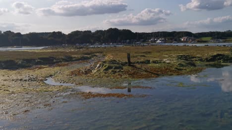 Río-En-Marea-Baja-En-El-Sur-De-La-Isla-Blanca-En-Inglaterra,-Agua-Turbia-Y-Peligrosa-Que-Ha-Matado-A-Mucha-Gente-En-El-Pasado,-Este-Tipo-De-Video-Es-Una-Toma-De-Trípode