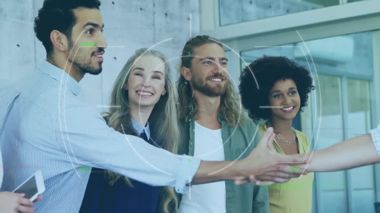 animación de escaneo de alcance y procesamiento de datos sobre diversas personas de negocios en la oficina