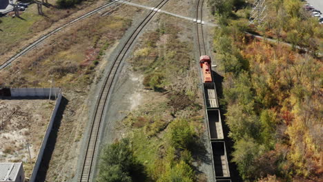 vista aérea de un tren de mercancías en el patio del ferrocarril en otoño