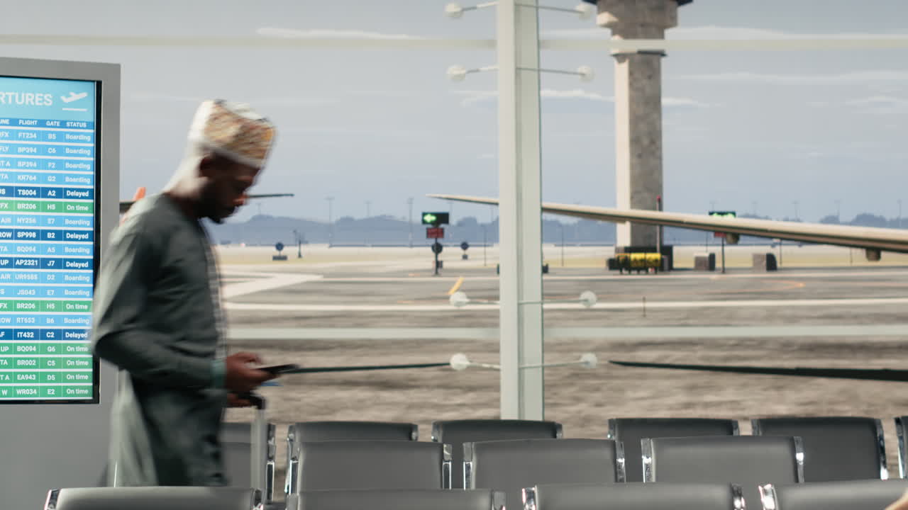 Viaggiatori che attraversano corridoi affollati dell'aeroporto durante le vacanze internazionali