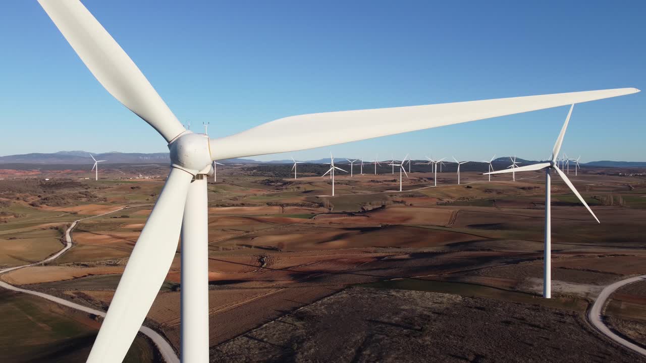 mulini a vento nel campo in un giorno di sole