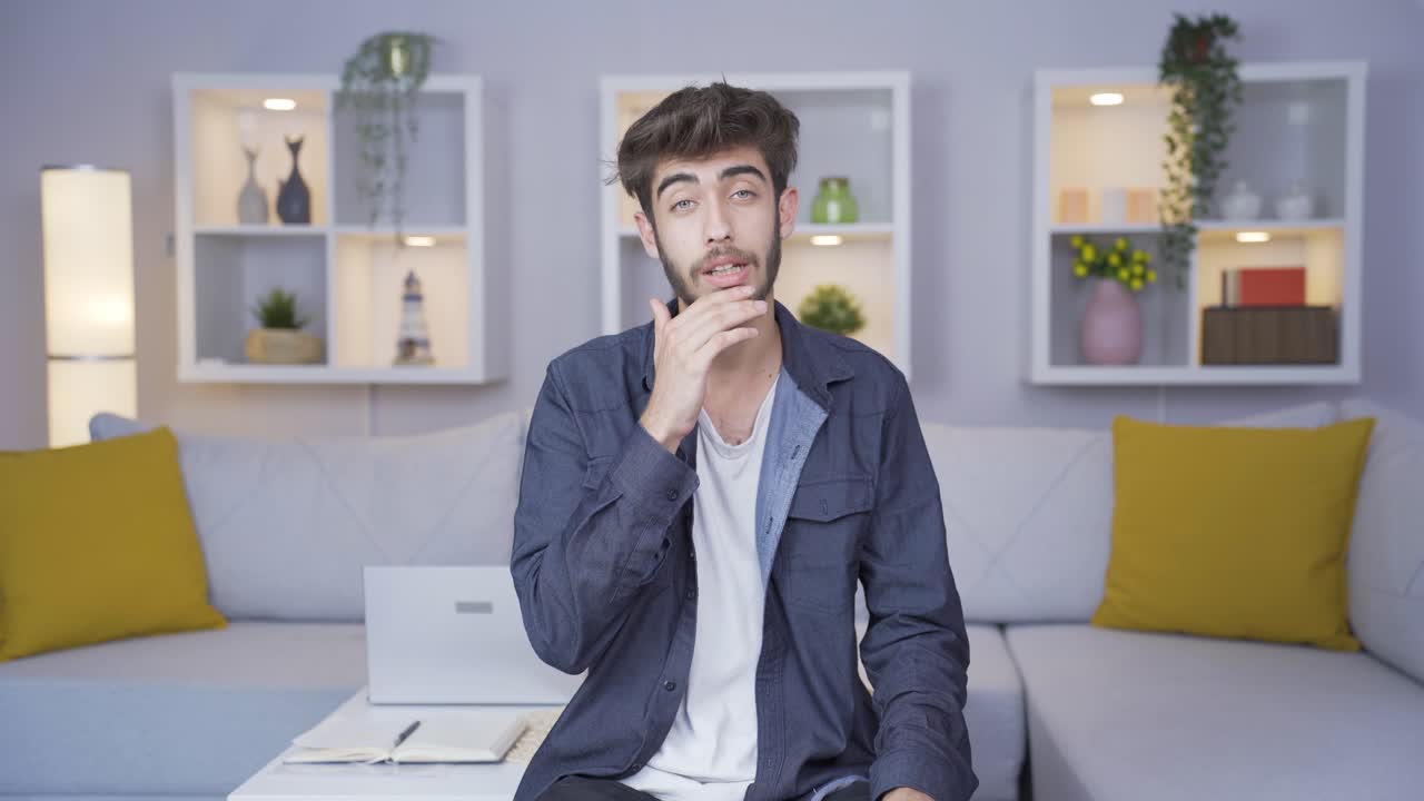 el hombre haciendo una videollamada.