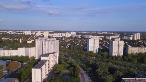 Berlin-Marzahn-Wohnanlage-Gebäude-Deutsch