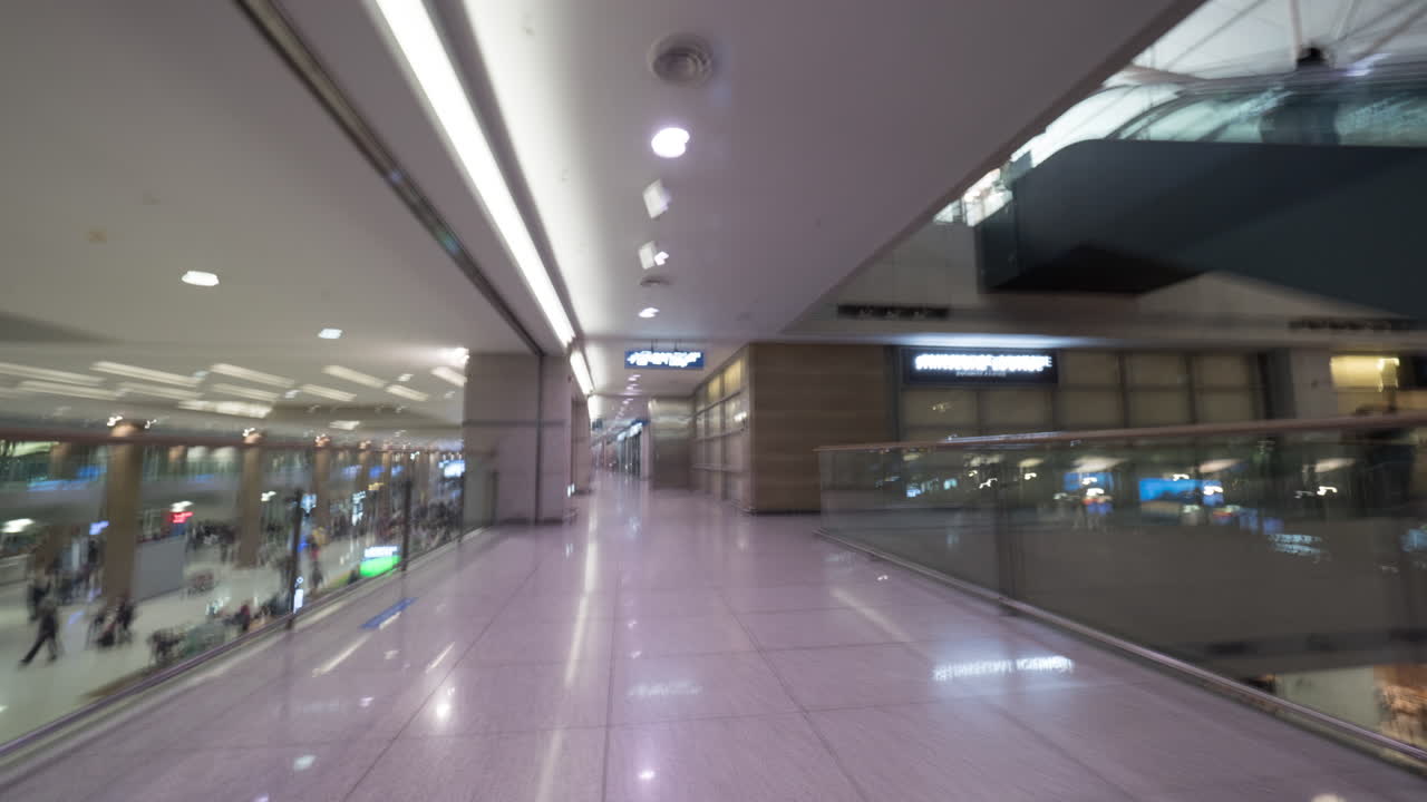 에스컬레이터 타기와 공항 홀에 도착하는 하이퍼스