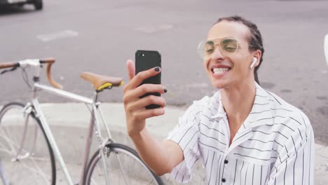 Hombre-De-Raza-Mixta-En-Facetime-Con-Un-Amigo