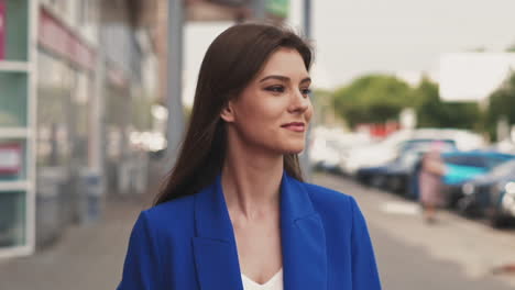 mujer alegre en traje camina buscando a lo largo de la calle